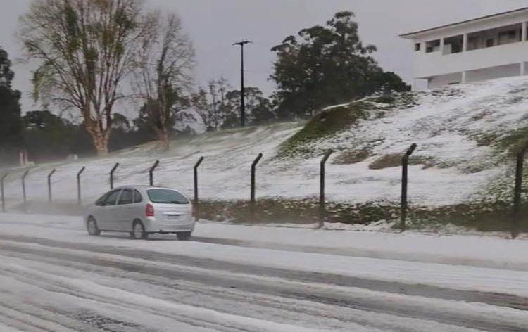 Fenômeno impressiona: o que parecia ser neve era granizo